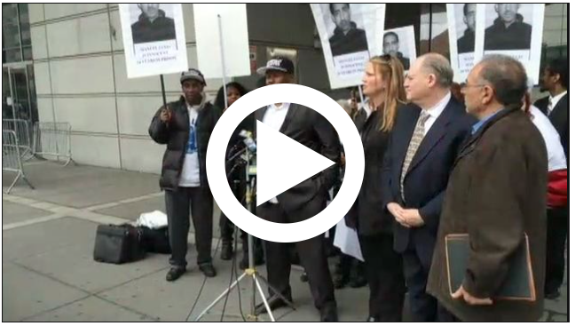 Screen capture of NY1 Noticias web article about Manuel Lugo, family and supporters outside court, April 2015.